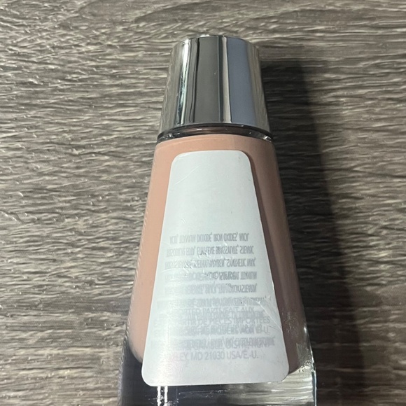 Covergirl Clean Sensitive Skin Liquid Foundation #240 Natural Beige Oil Free New - Picture 3 of 6